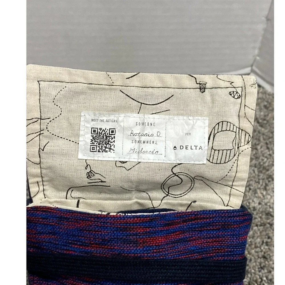 Someone Somewhere Amenity Kit Unisex Artisan Woven Blue Red OS Excellent